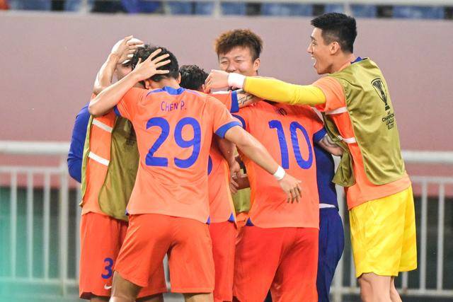 U12横扫欧洲，成人组却踢不出成绩：中国足球的“成长断层”，照出了我们怎样的文化隐痛？